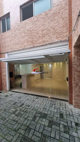 Linda Casa em Condomínio à Venda em Santos!