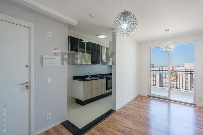 REMAX vende apartamento 56 m², 17º andar, sol da manhã, 2 quartos (1 suíte), com planejado