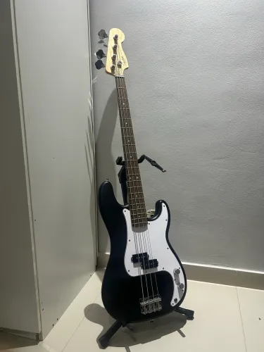 Baixo Squier by Fender modelo Debut Precision Bass