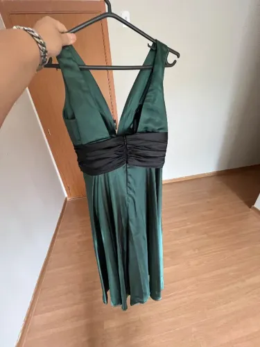 Vestido de cetim verde militar