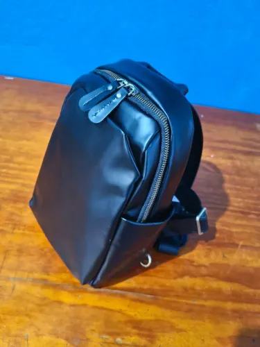 Mochila Transversal Unissex Couro Legítimo Crazy Horse Preta