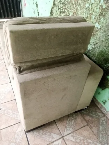 Vendo um sofá retrátil usado em boas condições de uso cor cinza sem rasgado nem um 