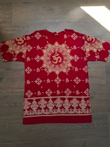 Camiseta Om Vermelha com Estampa Dourada