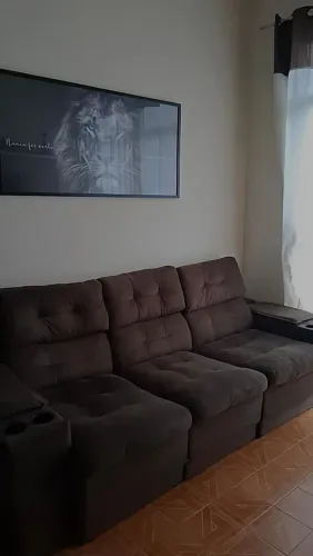 Sofá Retrátil em tecido sued super novo e espaço! Com porta copos lindíssimo!