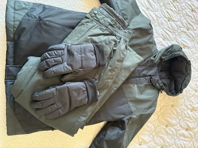 Conjunto de casaco, calça e luvas para neve