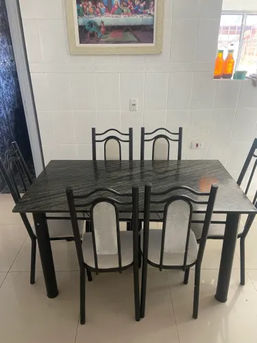 Mesa de mármore, com 6 cadeiras