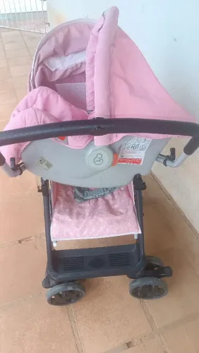 Carrinho de bebê e bebe conforto 