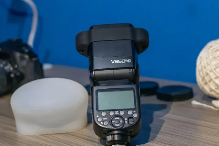 Flash Speedlite Godox V860III-C para Canon + Bateria Lítio + Difusor Dome