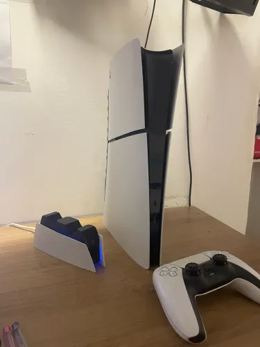 PS5 Slim - Super Conservado ( Base de carregamento, 1 controle, ventilador)