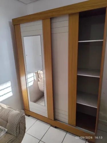 Guarda roupas pequeno