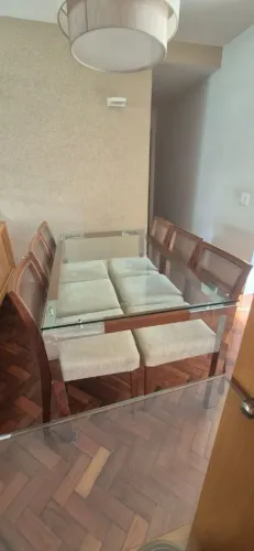 Mesa de jantar (madeira maciça, aço + vidro) com 6 cadeiras estofadas - tudo em bom estado