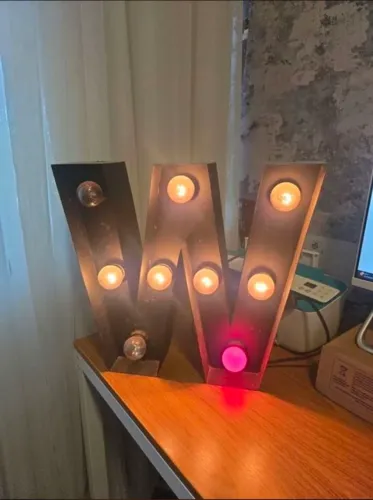 Luminária letra W acompanha lampadas