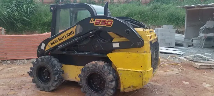 MINI CARREGADEIRA NEW HOLLAND (L230) 2017