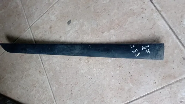 Friso Porta dianteira esquerda Ford Focus 1998 / 2004