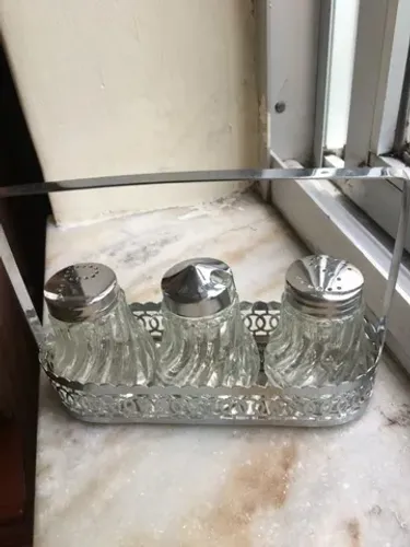 conjunto de trio: saleiro, pimenteiro e porta palito de dente
