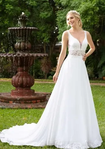 Vestido noiva fluído em musseline branco natural, apresenta ampla saia godê.