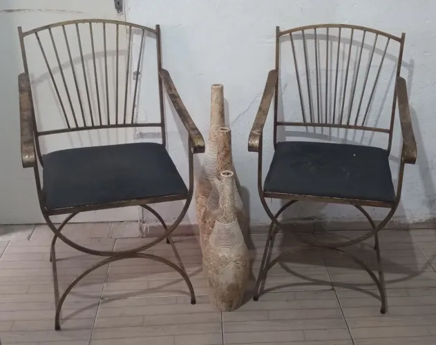 Cadeira antiga de ferro estilo auro velho (sem os vasos)