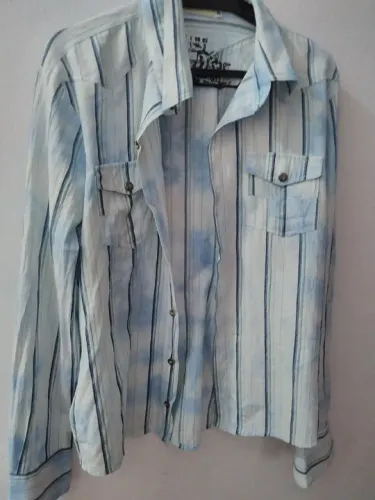 Camisa listrada azul e branca