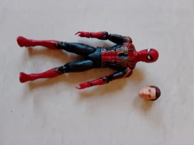 Marvel legends Homem Aranha versão Guerra Infinita