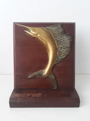 Escultura em bronze e madeira