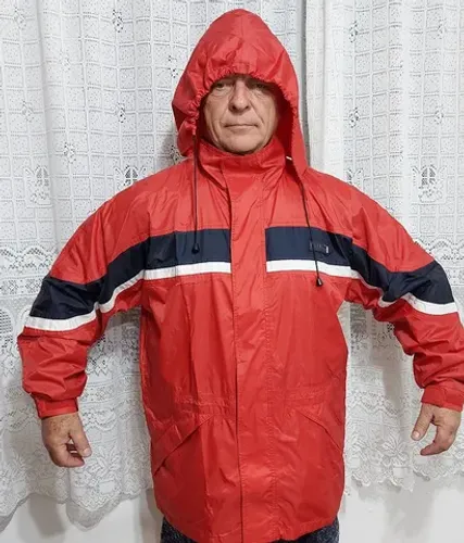 Jaqueta vermelha impermeável 