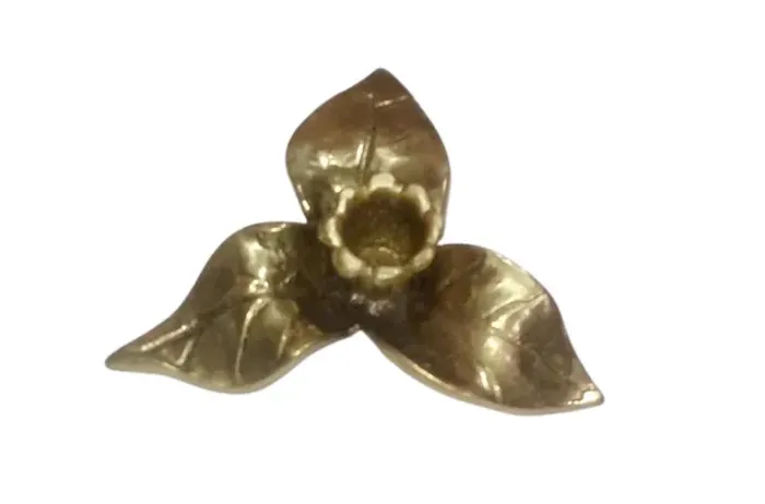 castiçal em bronze de uma vela flor