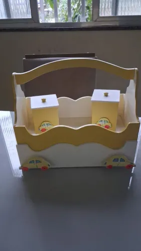 Kit bebê cesto e 2 potes madeira,branco detalhes amarelo carros Novíssimo apenas 80 reais