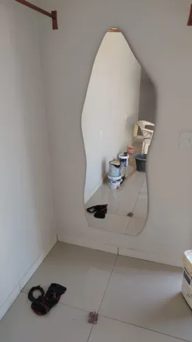 Espelho decorativo com design orgânico 160x60