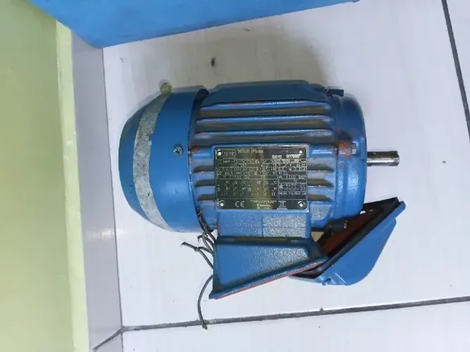 Motor Elétrico WEG W22 Plus - 0,75 CV (1,0 HP) - Trifásico - IP55