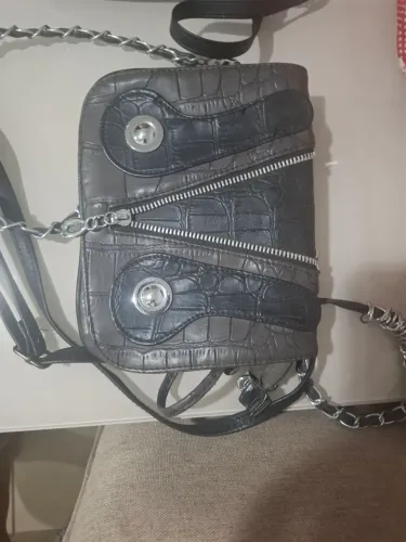 Bolsa de Ombro com Detalhes em Couro Texturizado