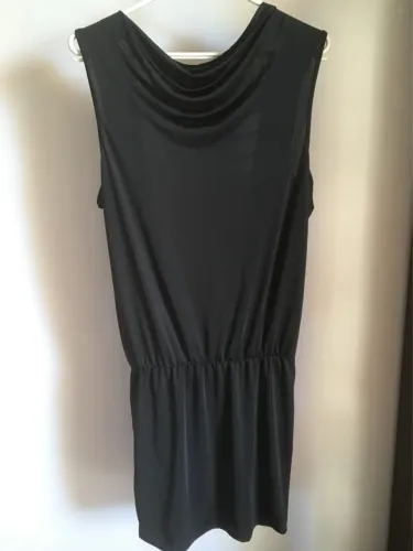 Vestido preto curto c/ correntes nas costas