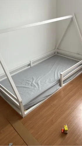 Cama infantil montessoriana