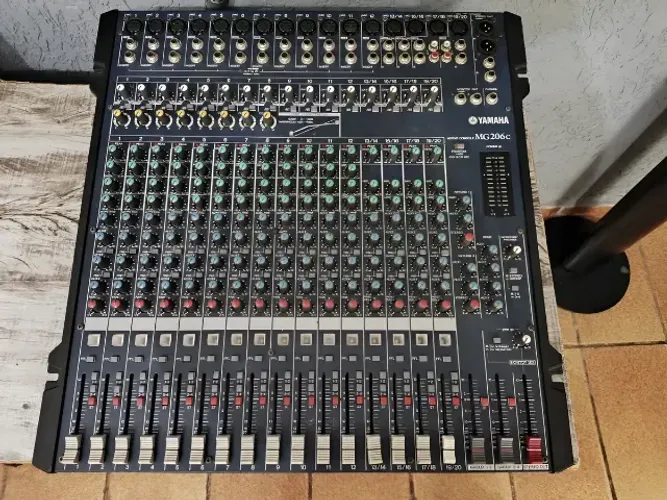 MESA DE SOM YAMAHA MG206C  com fonte 2.800,00 case SKB 600,00  !