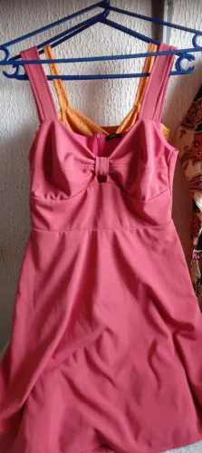 4 Vestidos e 1 Macaquinha Tamanho M