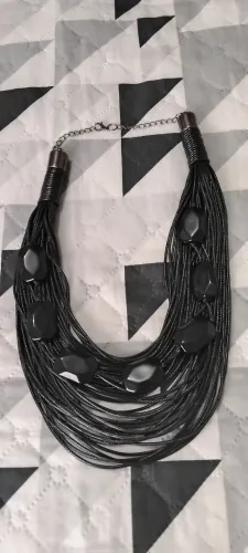 Vendo Colar preto com pedras