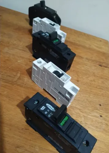 DISJUNTORES ELETRICOS - Quadro de Energia