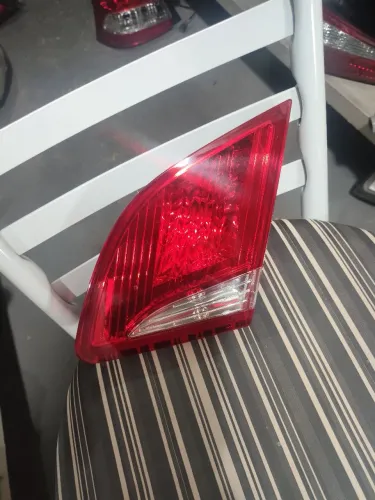 Lanterna Peugeot 408 direita da tampa 