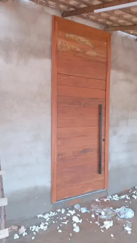Porta pivotante  com painel 