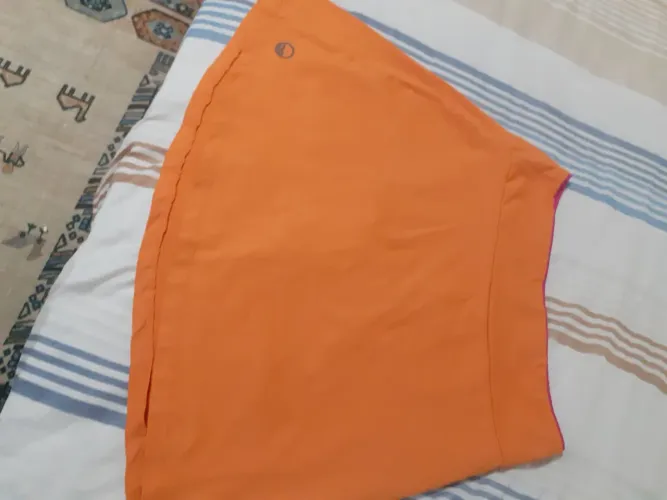 Linda Saia em látex.. forrada.. cor Laranja