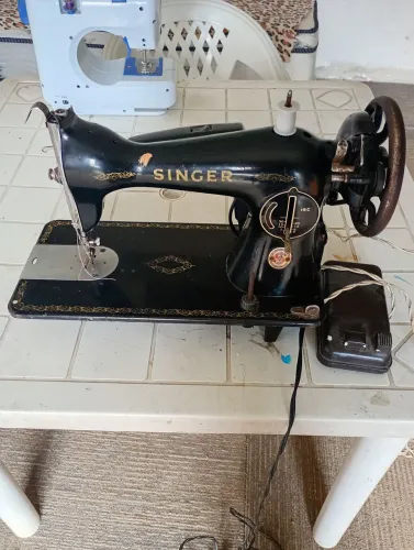 Máquina de costura Singer 15C ?Pretinha? ? clássica, funcional, robusta