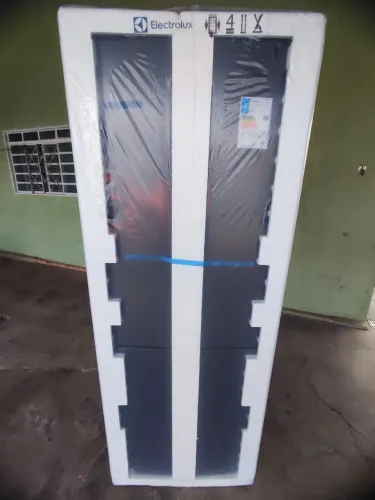 Geladeira Electrolux Nova na Embalagem 488 litros preta