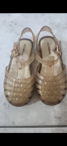 Mini melissa dourada com glitter. Tamanho 25.