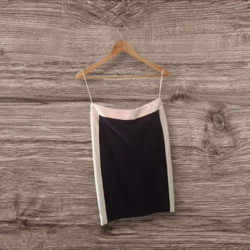 Saia Midi Preta com Detalhes Brancos