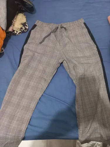 Calça xadrez com amarração e listras laterais - Amaro. 