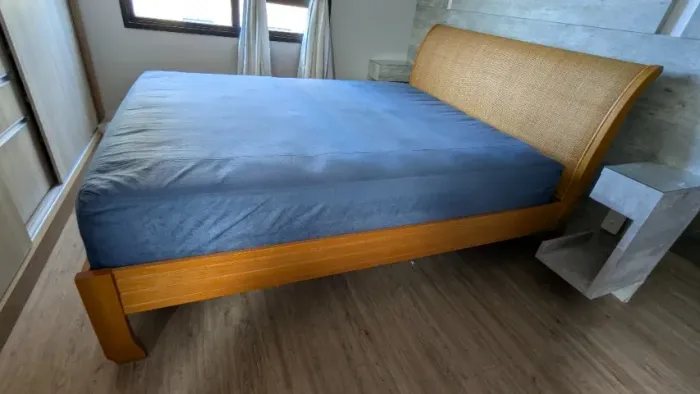 Cama Queen Saccaro com cabeceira em palha