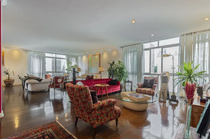 Apartamento com janelões piso teto