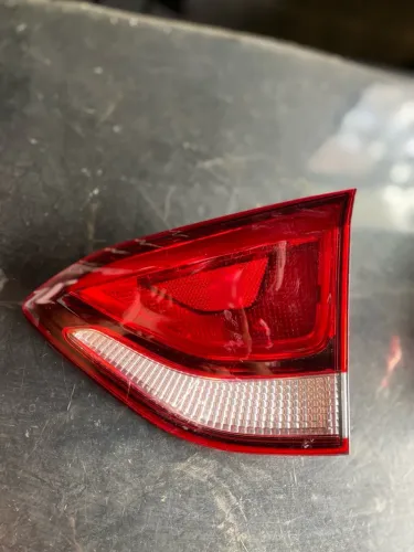 Lanterna Direita Da Tampa Chevrolet Spin 2019 A 2022 Original 