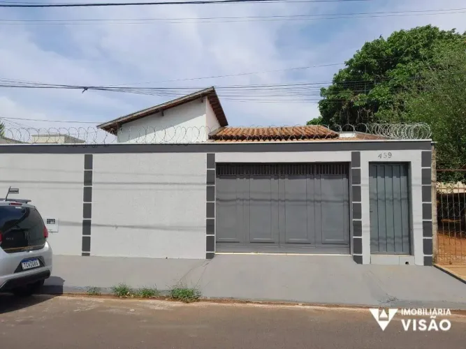CASA À VENDA, 02 QUARTOS, 01 SUÍTE, 02 VAGAS NO JARDIM NENÊ GOMES