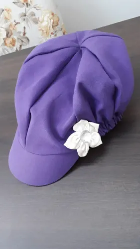 Boné Em Tecido Com Delicada Flor Aplicada
