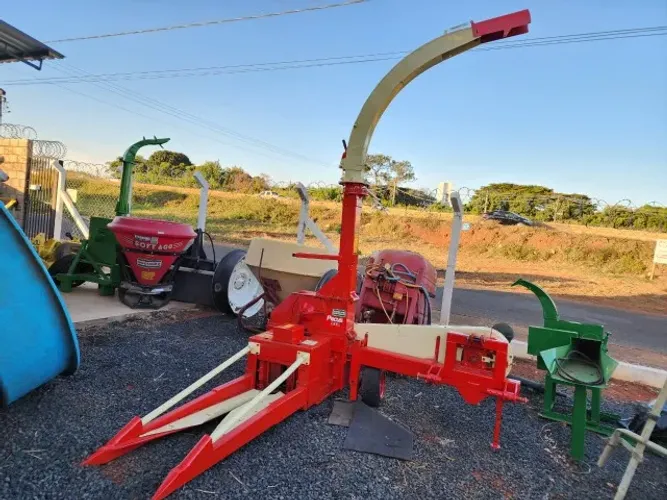 Ensiladeira Nogueira Pecus 9004